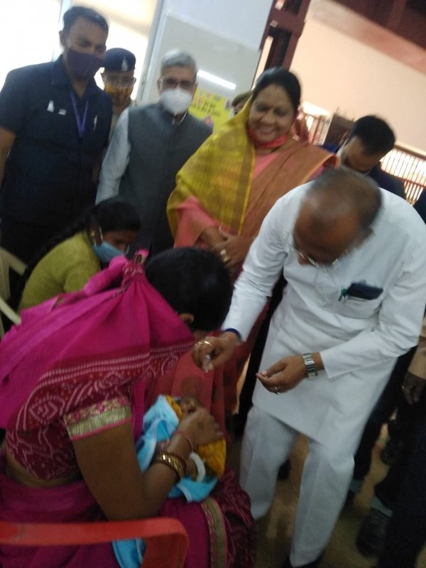 दुर्ग जिले में पल्स पोलियो अभियान के प्रथम दिवस में आशातित उपलब्धि आज लगभग 73 प्रतिशत बच्चों को पोलियो ड्राप पिलाया गया