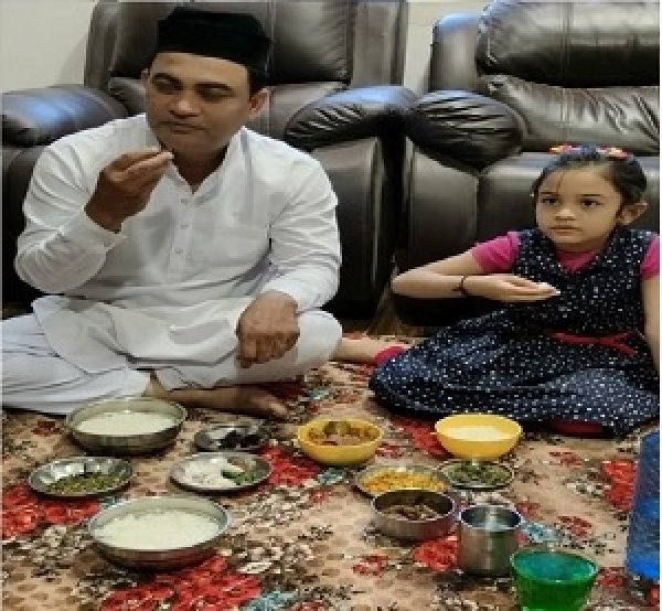 अय्यूब खान ने बोरे बासी खा कर किया आज 29 वा रोजा का अफ्तार ।