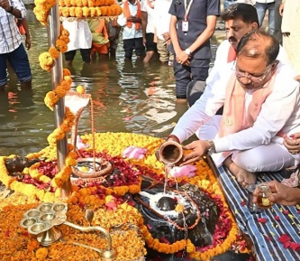 जलेश्वर महादेव धाम पहुंचे मुख्यमंत्री विष्णुदेव साय, किया जलाभिषेक