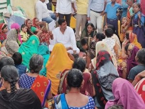 विधायक भेट मुलाकात -सुबह बापूनगर पहुंच विधायक देवेंद्र ने मुलाकात