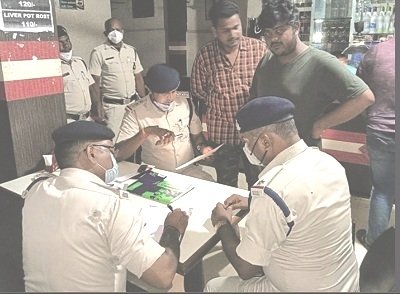 पुलिस ने दुर्ग और भिलाई के 41 बारों और रेस्टोरेंटों में मारी छापा 60 से अधिक पुलिसकर्मियोंं ने अचानक दी दबिश ,10 बजे के बाद भी खुले थे 13 बार और रेस्टोरेंट