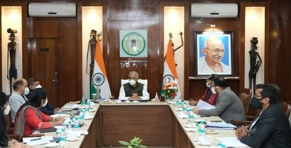 मुख्यमंत्री  आज यहां अपने निवास कार्यालय में आयोजित बैठक.