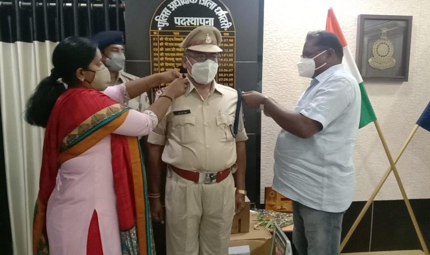 *पुलिस अधीक्षक ने पदोन्नत हुए अधिकारियों को स्टार लगाकर दी बधाई*