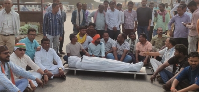 कर्मचारी की मौत पर कांग्रेस का सड़क संघर्ष चक्काजाम के बाद फैक्ट्री प्रबंधन ने मानी 28 लाख मुआवज़ा और आजीवन पेंशन