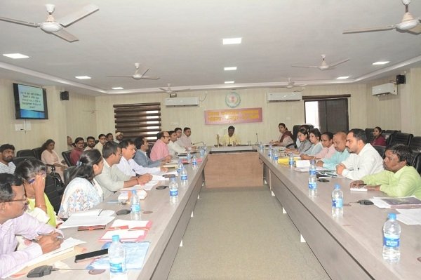 समय सीमा के लंबित पत्रों का निराकरण निर्धारित समयावधि में करें-कलेक्टर