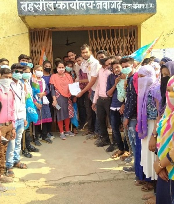 एनएसयूआई ने ऑफलाइन परीक्षा के विरोध में सौंपा ज्ञापन
