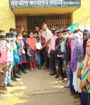 एनएसयूआई ने ऑफलाइन परीक्षा के विरोध में सौंपा ज्ञापन