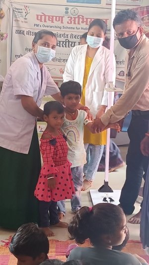 घठुला के आंगनबाड़ी केन्द्र 02 मे वजन त्यौहार मनाया गया