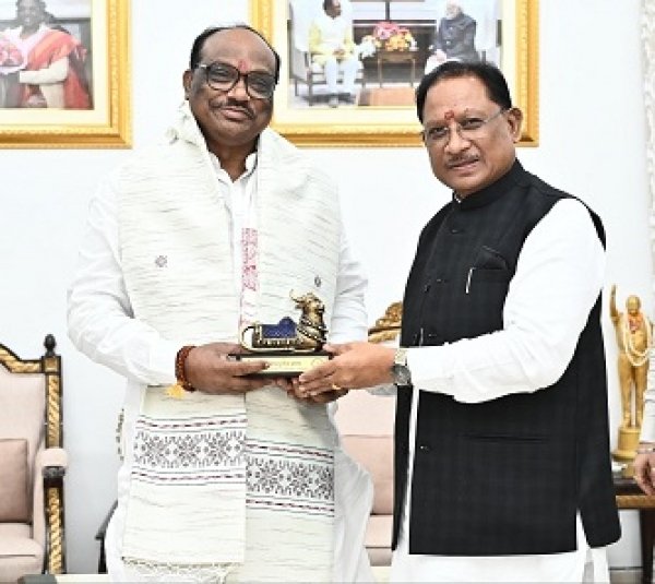 मुख्यमंत्री विष्णु देव साय से केंद्रीय जनजातीय कार्य राज्य मंत्री दुर्गा दास उइके ने की सौजन्य मुलाकात