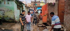 कृष्णा नगर की सघन बस्ती में पहुंचे निगम आयुक्त,