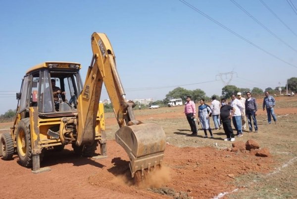 कचांदूर रोड में अवैध प्लाटिंग पर की गई कार्रवाई, 9 एकड़ के प्लॉट से डीपीसी लेवल एवं मार्ग संरचना को किया गया था ध्वस्त