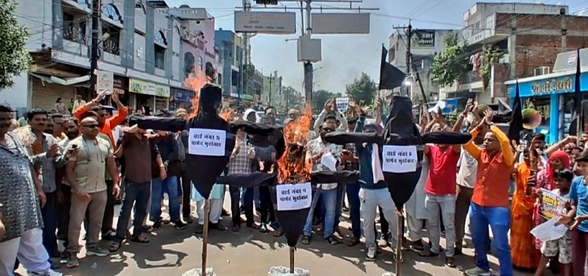 चिखली-शांतिनगर में फूटा जनआक्रोश, चक्काजाम कर तीन पार्षदों के पुतले फूंके