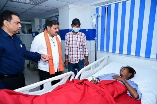 उप मुख्यमंत्री विजय शर्मा ने अस्पताल पहुंचकर जाना सड़क हादसे में घायलों का हाल
