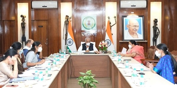 मुख्यमंत्री  ने आज यहां अपने निवास कार्यालय में आयोजित बैठक में मंत्री  अनिला भेंडिया के विभागों महिला एवं बाल विकास और...