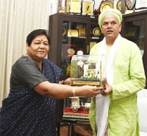 राज्यपाल से संत श्री रावतपुरा सरकार ने की भेंट ..