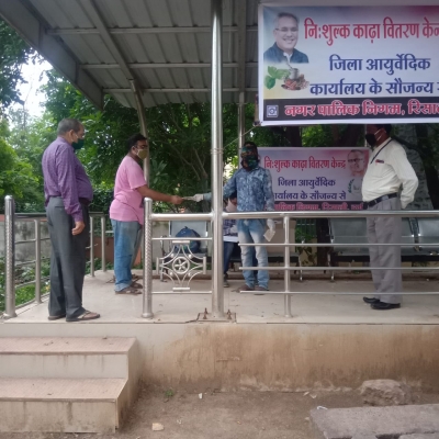 रिसाली निगम ने किया कोरोना से बचाव के लिए काढ़ा चूर्ण का वितरण