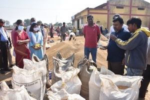 अपर मुख्य सचिव रेणु पिल्लई ने धान खरीदी केंद्र चटौद का किया औचक निरीक्षण