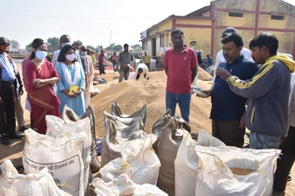 अपर मुख्य सचिव रेणु पिल्लई ने धान खरीदी केंद्र चटौद का किया औचक निरीक्षण