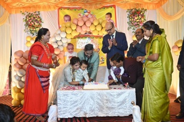 उषा बारले के आमंत्रण पर पोती-पोते को आर्शीवाद देने आए राज्यपाल