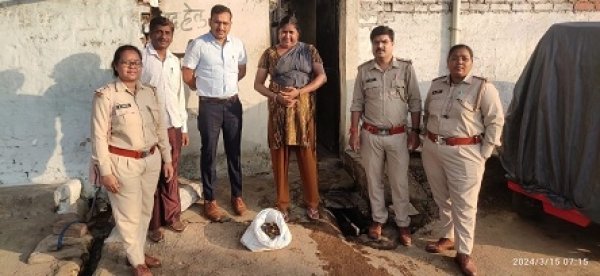 अवैध रूप से देशी मदिरा विक्रय करते महिला गिरफ्तार