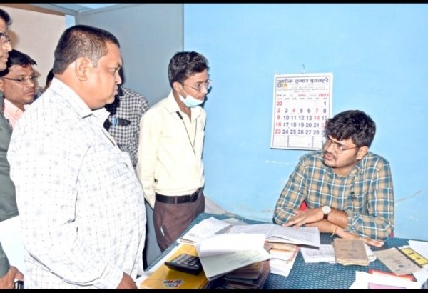कलेक्टर ने ग्राम धरमपुरा में आयोजित आयुष्मान कार्ड शिविर का किया निरीक्षण