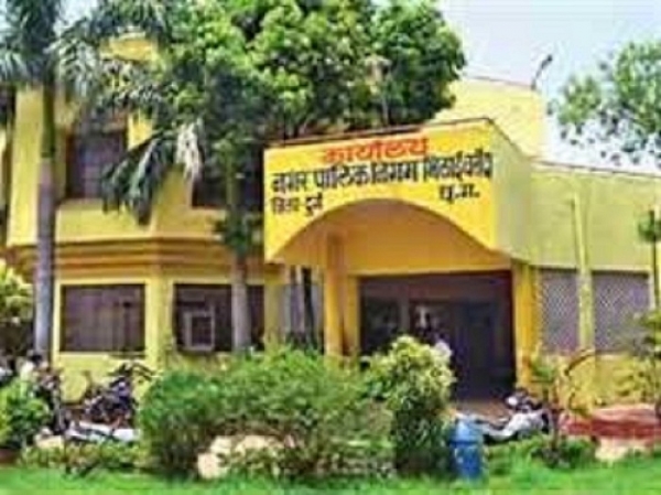 सड़क की जमीन में हुए अतिक्रमण पर चला बुलडोजर ,मॉडल रोड के सौंदर्यीकरण में थी अड़चन