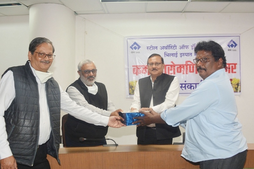 गैर-संकार्य विभाग के कार्मिक कर्म शिरोमणि पुरस्कार से सम्मानित