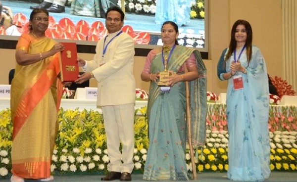 छत्तीसगढ़ को राष्ट्रपति श्रीमती मुर्मू के हाथों मिला भूमि सम्मान भूमि प्रबंधन के लिए देश के शीर्ष जिलों में बेमेतरा और सरगुजा ने बनाई जगह