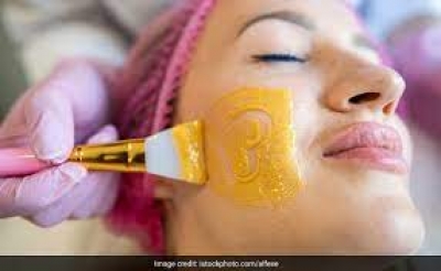 बेसन के ये 4 फेस पैक्स लगा लिए तो पार्लर के चक्कर नहीं लगाने पड़ेंगे, घर पर ही चमक जाएगा चेहरा