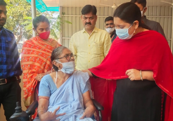 शरीर से आसक्त महिला को सीएम हाउस से मिला संबल तो छलक पड़े खुशी के आंसू