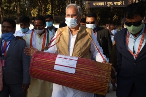 जशपुरिया अंदाज में हुआ मुख्यमंत्री का स्वागत : मांदर पर थाप देने से खुद को रोक न सके मुख्यमंत्री