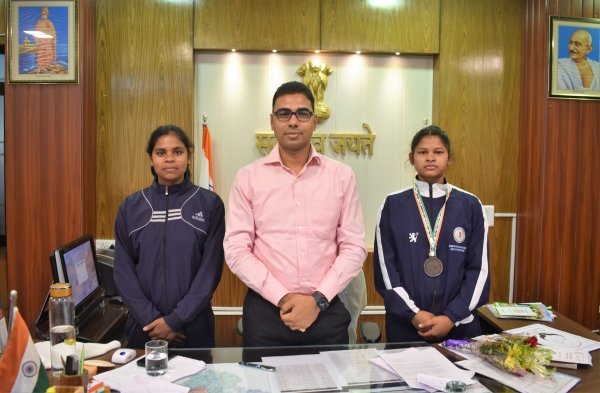 कलेक्टर ने दी वेट लिफ्टिंग नेशनल चैंपियनशिप के कांस्य पदक विजेता कुमारी हेमा मण्डावी को बधाई एवं शुभकामना