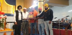 गुरु गोविन्द सिंघ के प्रकाश पर्व के अवसर पर सेवा कार्य करने वालों का किये सम्मान