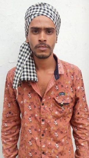 चाकू लहराते व डराते,धमकाते आरोपी रंगे हाथ पकड़ाया