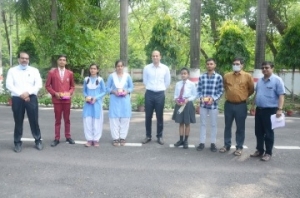 कलेक्टर नए किन्तु सोंच वही , मिले मेरिट अंक प्राप्त बच्चो से , दी शुभकामनाये  गिफ्ट देकर कहा कि अपनी रुचि के मुताबिक विषय चुन कड़ी मेहनत कर बनाये अपना अच्छा कैरियर