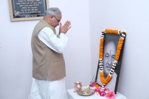 मुख्यमंत्री  भूपेश बघेल ने स्वर्गीय  चंदूलाल चंद्राकर की पुण्यतिथि पर उन्हें किया नमन