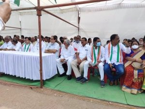 मंत्री पुत्र द्वारा किसानों को गाड़ी से कुचलकर मारने के विरोध में बरसते पानी में भी कांग्रेसियों ने दिया धरना