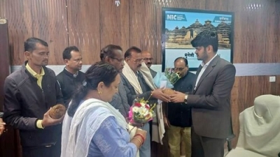 कलेक्टर ने सेवानिवृत्ति पर दो प्रधानपाठकों को प्रदान किया प्राधिकार पत्र