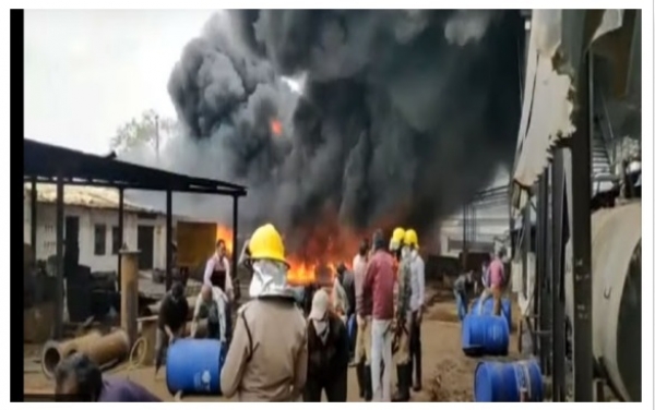 डामर फैक्ट्री में लगी आग, दो जेसीबी जलकर खाक