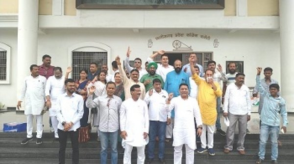 राहुल गांधी की सदस्यता बहाली पर कांग्रेसजनों ने मनाई खुशियां राजीव भवन में बांटी मिठाइयां और कि आतिशबाजी