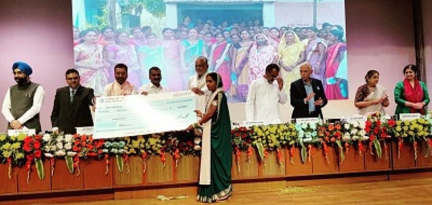 छत्तीसगढ़ की पशुपालक माधुरी जंघेल और तकनीशियन  दुलारू राम साहू को मिला राष्ट्रीय गोपाल रत्न पुरस्कार