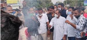"योगी के वेश में रावण आया देश में" के नारे के साथ युवा कांग्रेस ने प्रधानमंत्री मोदी और मुख्यमंत्री योगी का रावण रूपी पुतला किया दहन