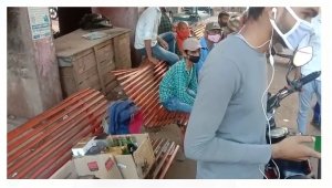 आबकारी विभाग का नया कारनामा,शराब को होम दिलीवरी करने के बजाय बीच चौक चौराहों में खुले आम लोगो को दे रहे शराब, फैल रहा महिलाओं में आक्रोश