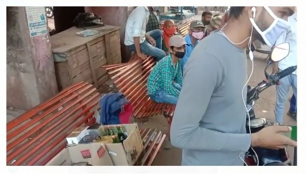 आबकारी विभाग का नया कारनामा,शराब को होम दिलीवरी करने के बजाय बीच चौक चौराहों में खुले आम लोगो को दे रहे शराब, फैल रहा महिलाओं में आक्रोश