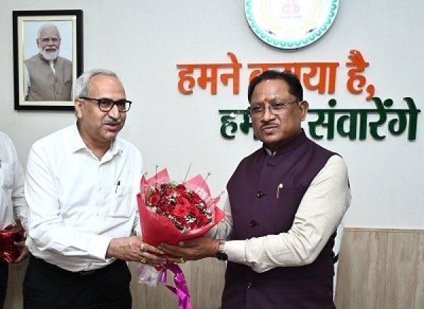 मुख्यमंत्री विष्णु देव साय से भिलाई स्टील प्लांट के नवनियुक्त निदेशक चित्त रंजन महापात्र ने की सौजन्य मुलाकात