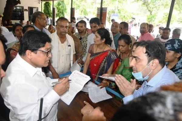नगरीय प्रशासन मंत्री ने लोगों से मिलकर जाना उनका हाल चाल