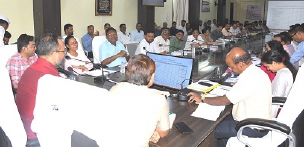 लंबित आवेदनों का समयबद्ध और गुणवत्तापूर्ण निराकरण सुनिश्चित करें- कलेक्टर