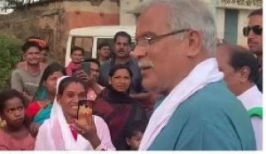 मुख्यमंत्री ने ग्रामीणों को रास्ते में खड़े देखकर गाड़ी रुकवाई, उतरकर स्वास्थ्य सुविधाओं के बारे में ली जानकारी