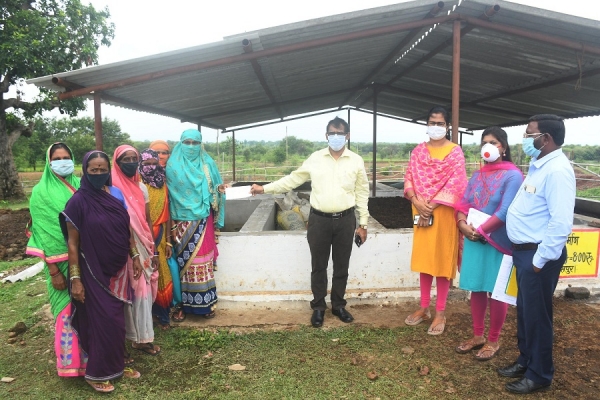 कलेक्टर ने ग्राम सहसपुर में गौठान का निरीक्षण किया , समूह की महिलाओं को जैविक खाद विक्रय करने पर 13 हजार रूपए का चेक सौंपा