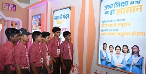 राज्योत्सव प्रदर्शनी में विद्यार्थियों ने देखा छत्तीसगढ़ का विकास सफर ,युवाओं ने की छत्तीसगढ़ अंजोर विज़न 2047 की सराहना